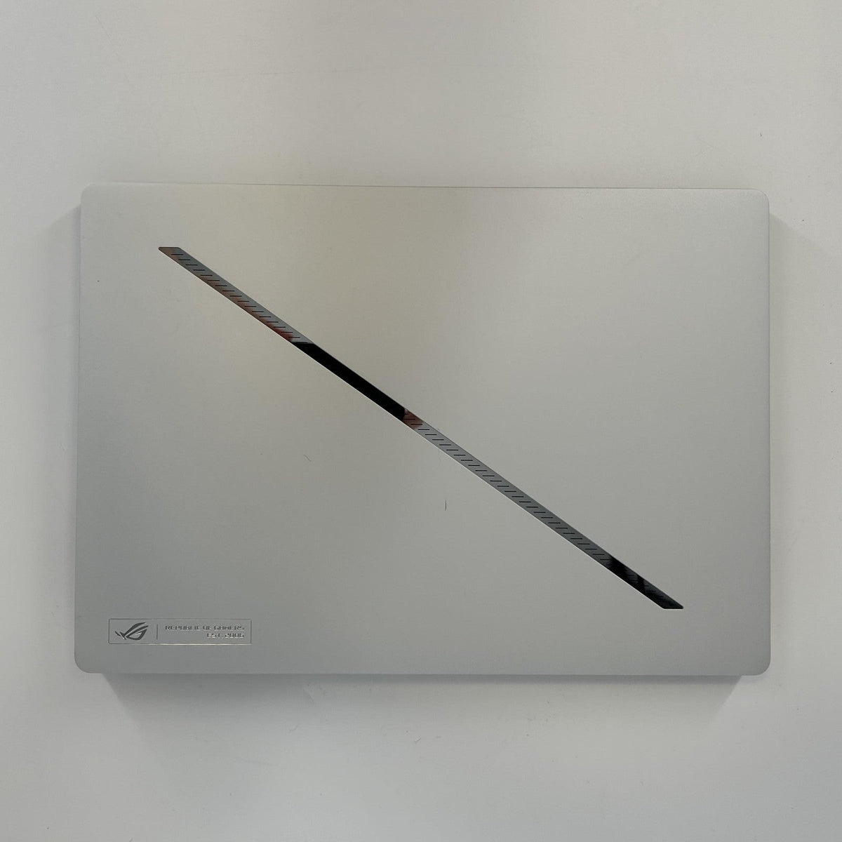 Asus ROG Zephyrus G14 GA403 14 White 4.0 GHz AMD Ryzen 9 8945HS 32GB