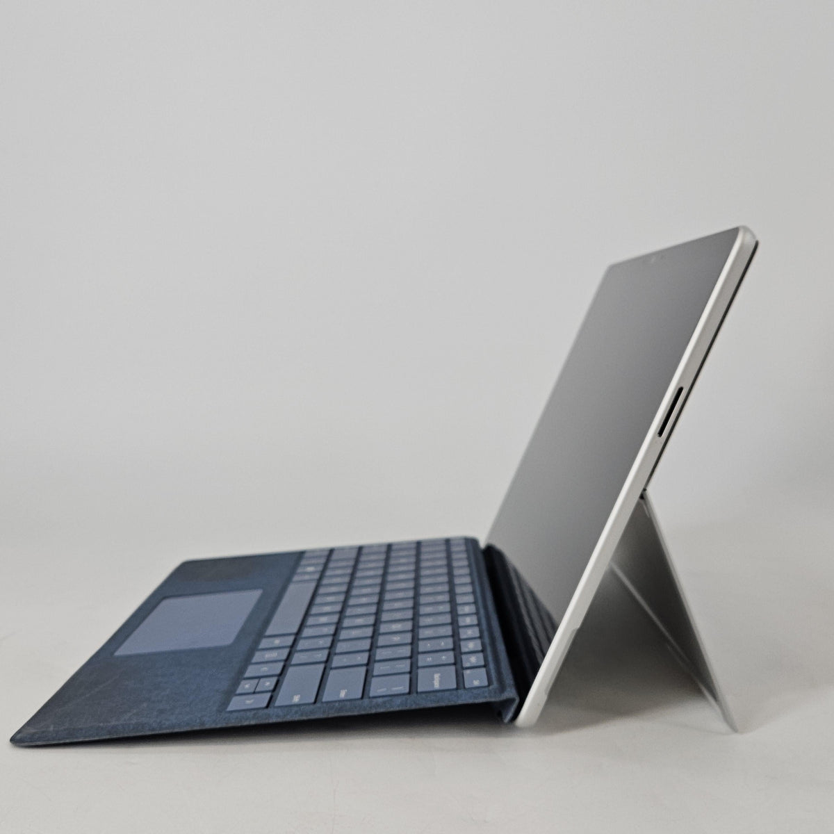 Microsoft Surface Pro 9 13 Platinum WiFi 2.6 GHz Intel Core i7 12th