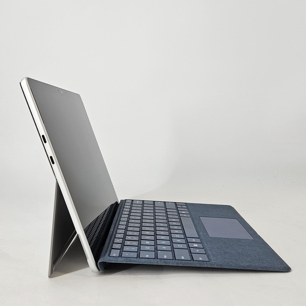 Microsoft Surface Pro 9 13 Platinum WiFi 2.6 GHz Intel Core i7 12th
