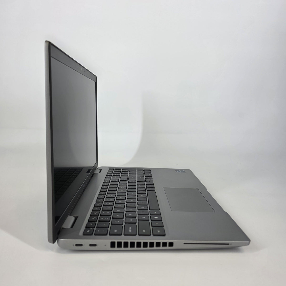 Dell Latitude 5540 15.6 Silver 1.9 GHz Intel Core i7 13th Gen. 32GB