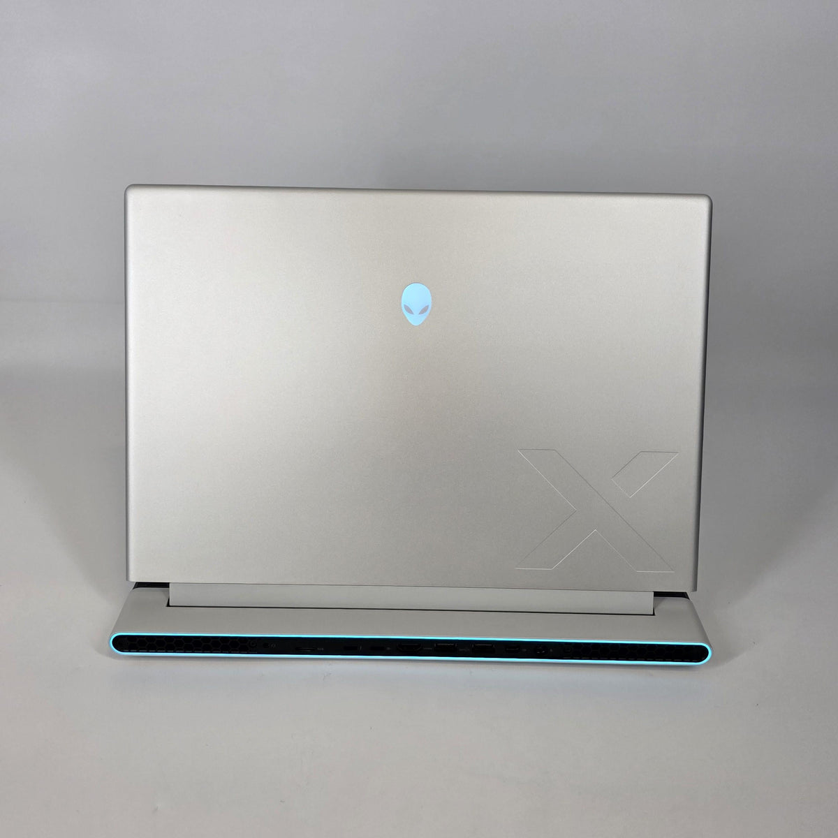 Dell Alienware X16 R2 Silver 2.3 GHz Intel Core Ultra 9 32GB RAM 1TB