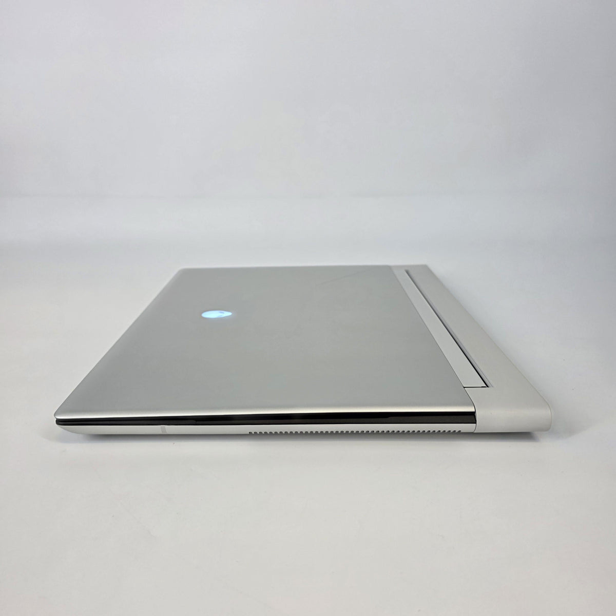 Dell Alienware X16 R2 Silver 2.3 GHz Intel Core Ultra 9 32GB RAM 1TB