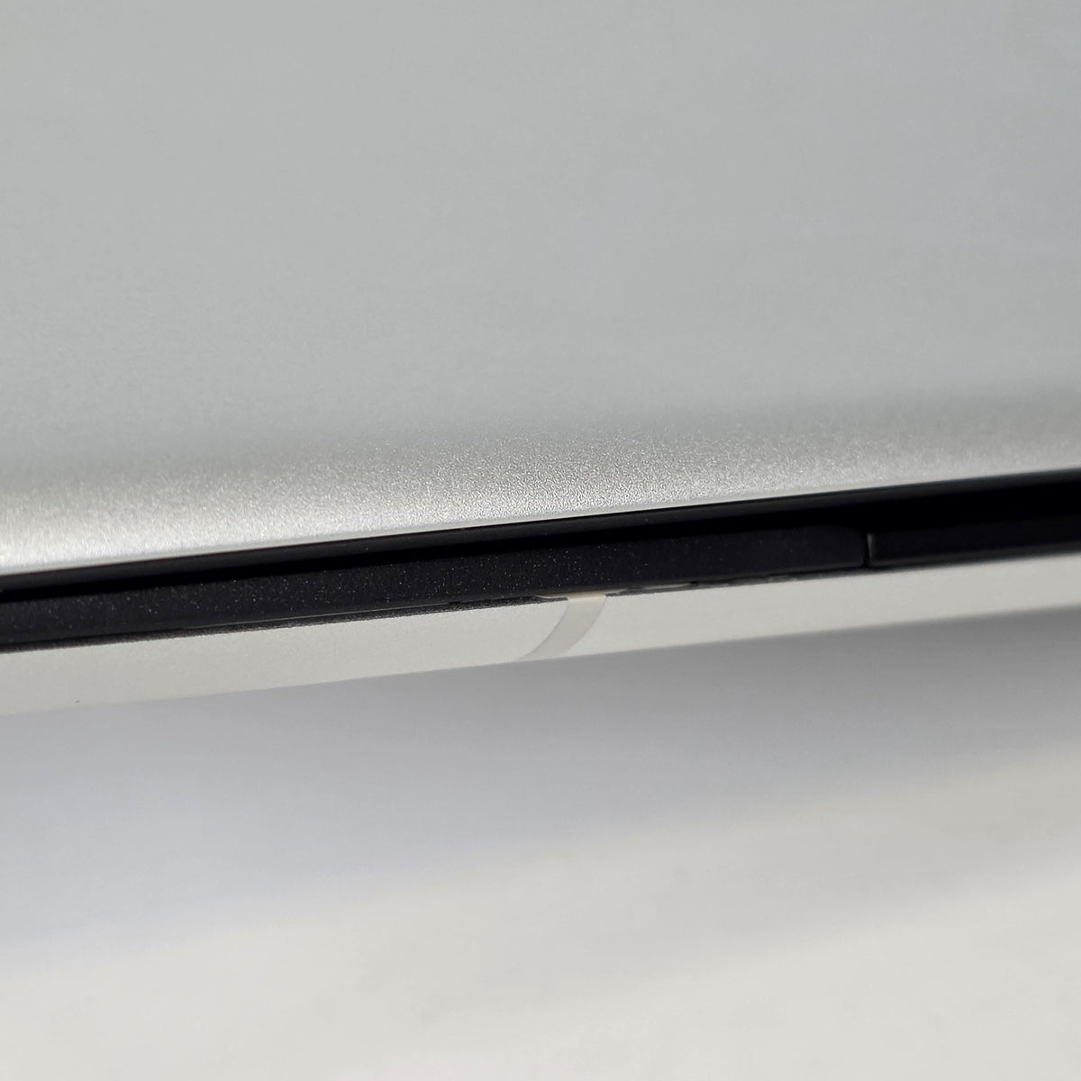Dell Alienware X16 R2 Silver 2.3 GHz Intel Core Ultra 9 32GB RAM 1TB