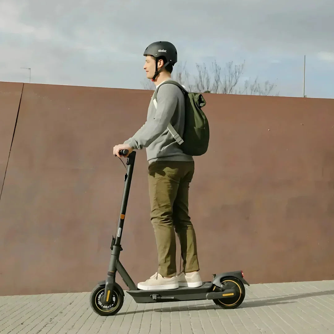 Segway - Max G2 Electric Kick Scooter Foldable w/ 43 Mile Range and 22 MPH Max Speed - Black - AA.05.15.01.0002 - Excellent Condition
