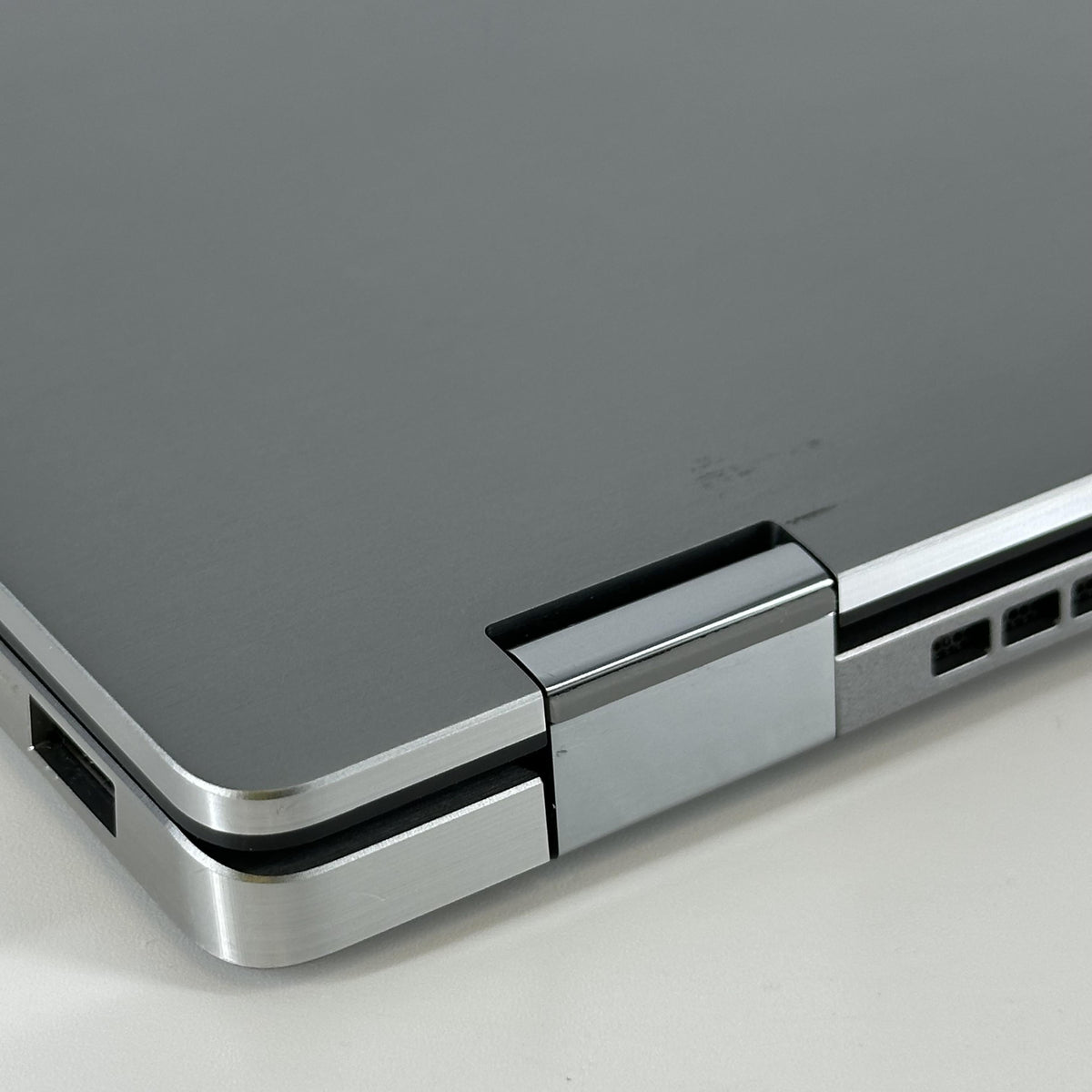 Dell Latitude 9420 (2-in-1) 14 Gray 3.0 GHz Intel Core i7 11th Gen.