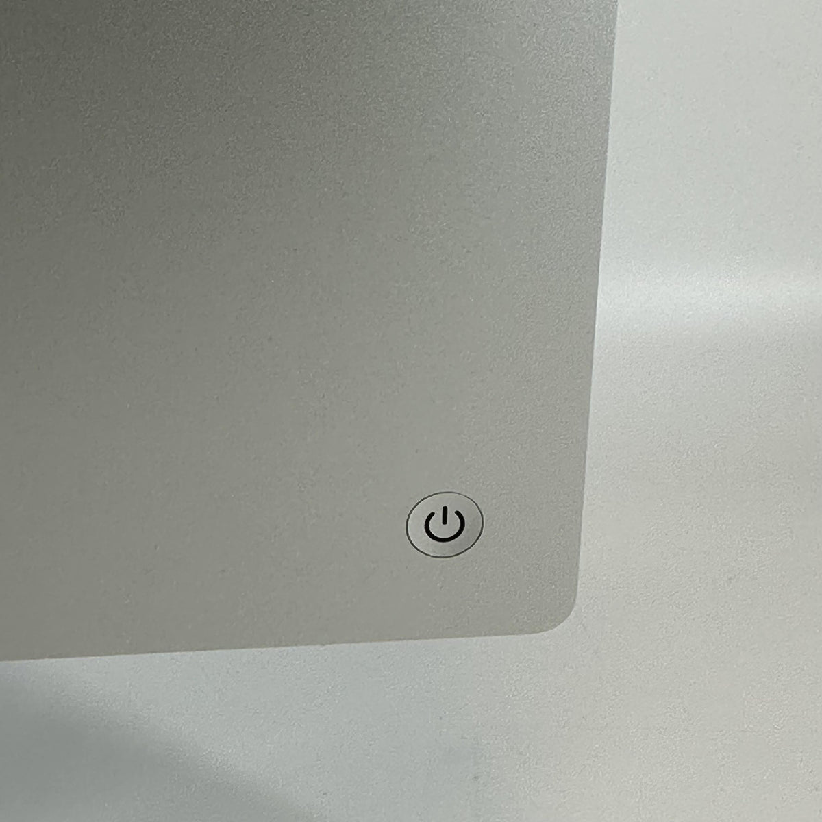 Apple iMac 24 2023 Silver 4.06 GHz M3 8-Core CPU 8GB Unified Memory