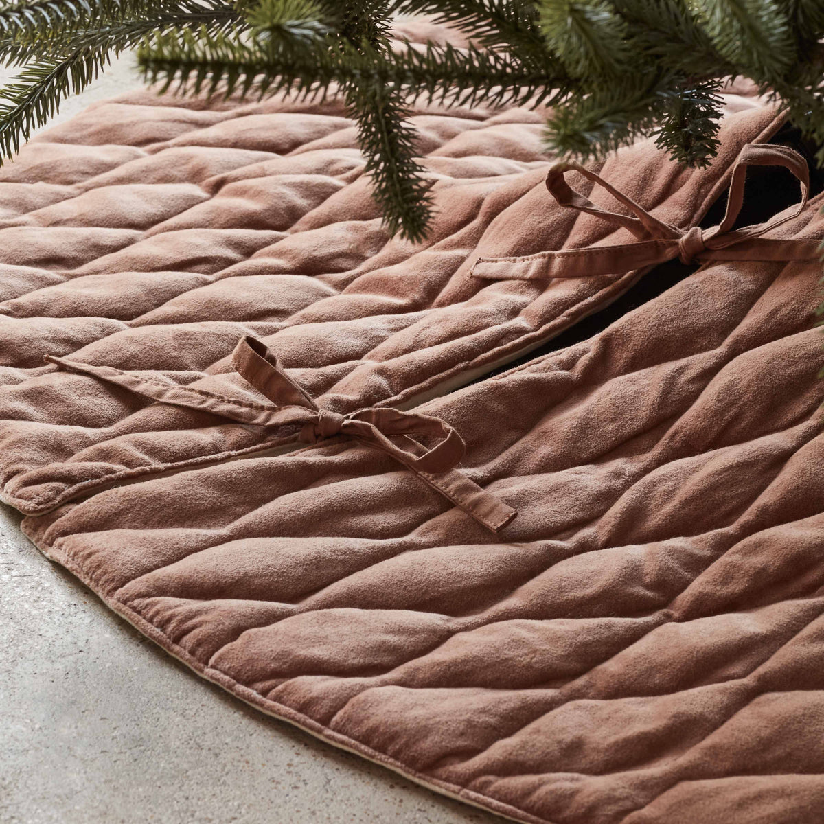 Naveta Velvet Tree Skirt