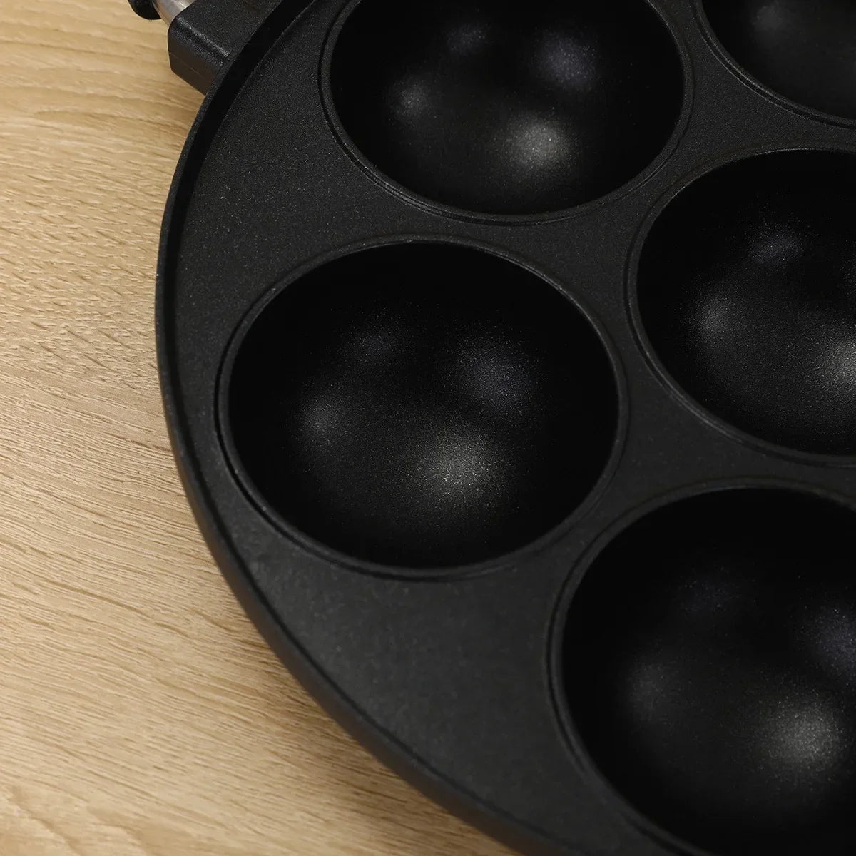 7 Hole Cake Cooking Pan Cast Iron Omelette Pan Non-stick Cooking Pot Breakfast Egg Cooking Pie Cake Mold Cookware Kitchenware