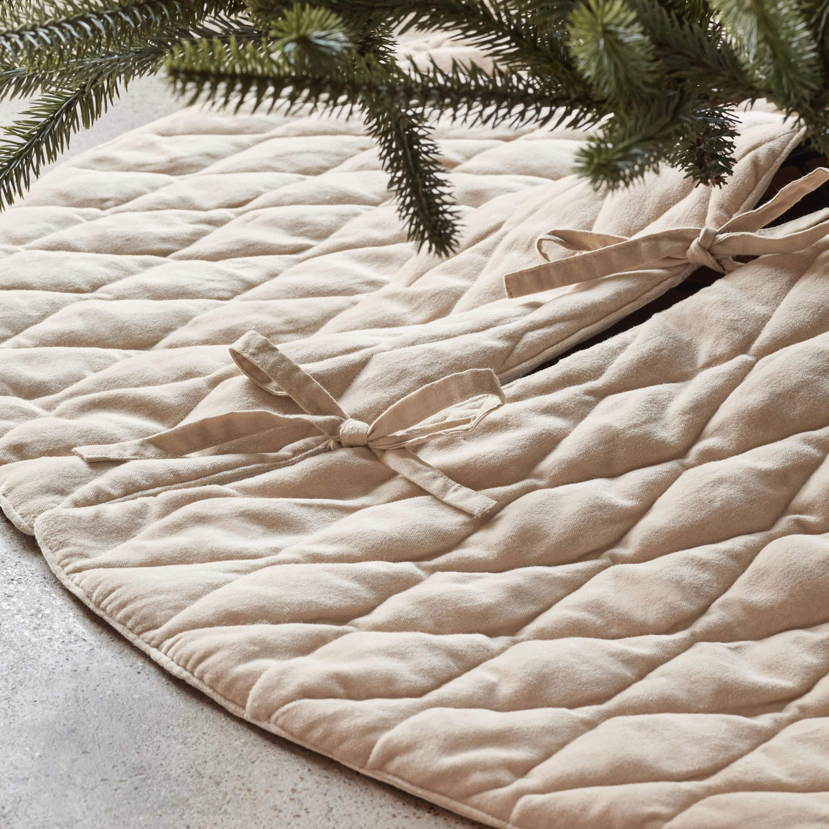 Naveta Velvet Tree Skirt