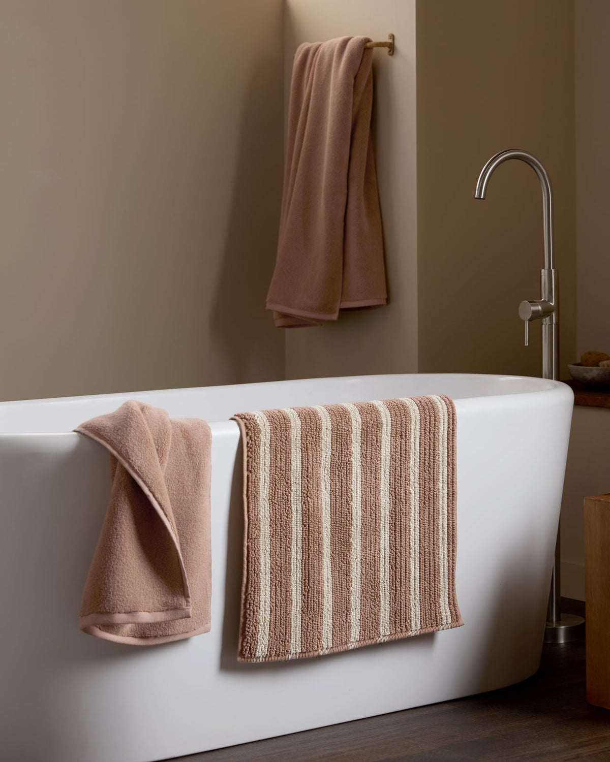 Organic Resort Stripe Tub Mat (Adobe with Butter)